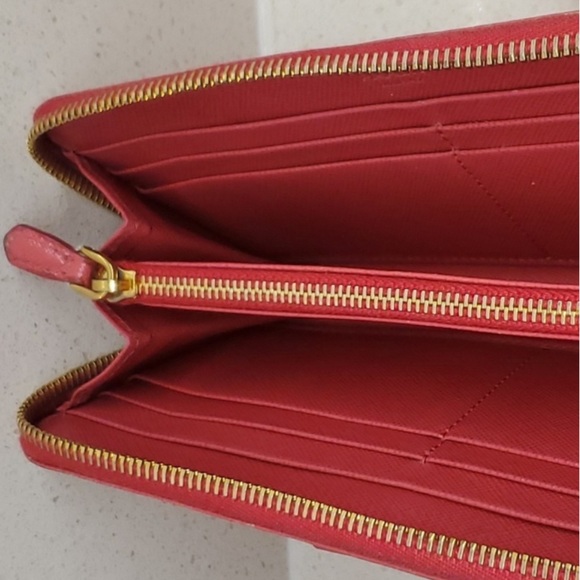 Prada Pre-loved Milano Saffiano Leather Wallet - Picture 8 of 9